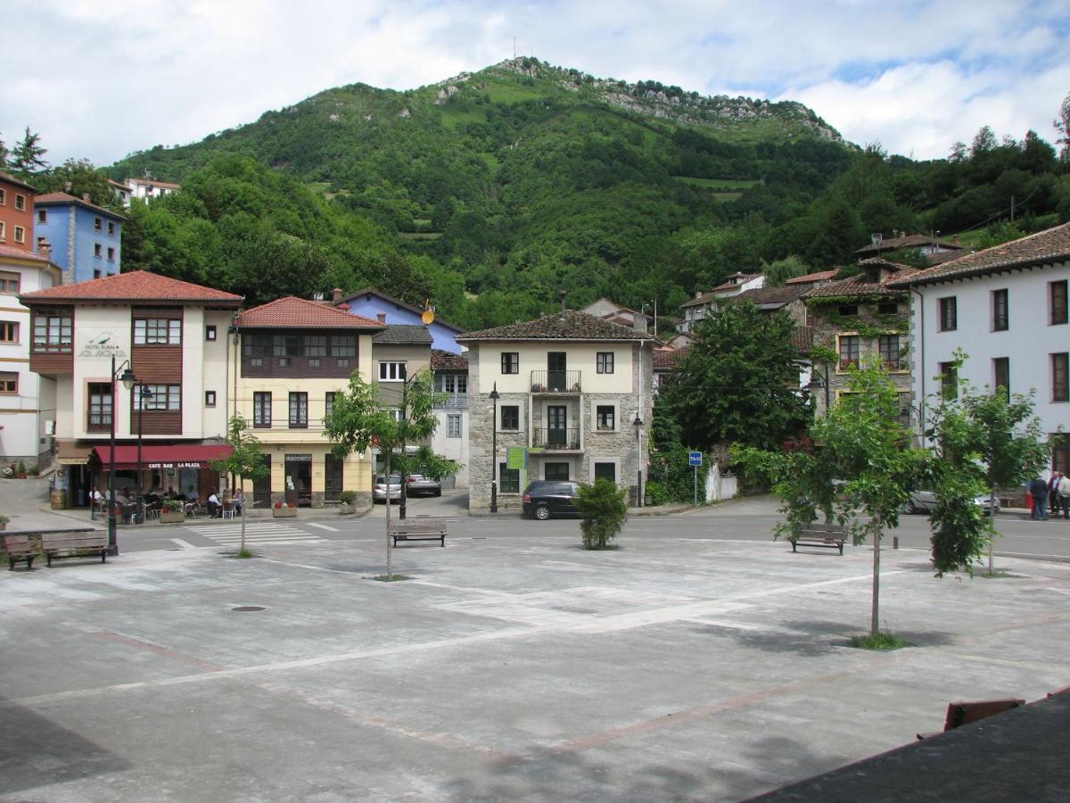 Hotel Rural La Plaza Caso Esterno foto