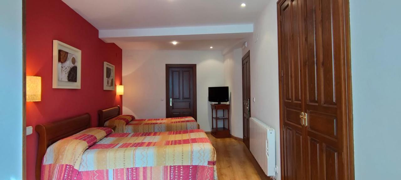 Hotel Rural La Plaza Caso Esterno foto