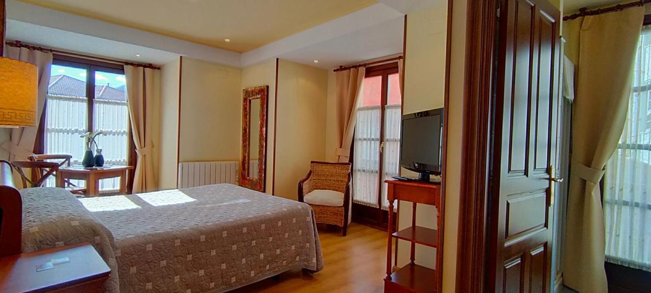 Hotel Rural La Plaza Caso Esterno foto